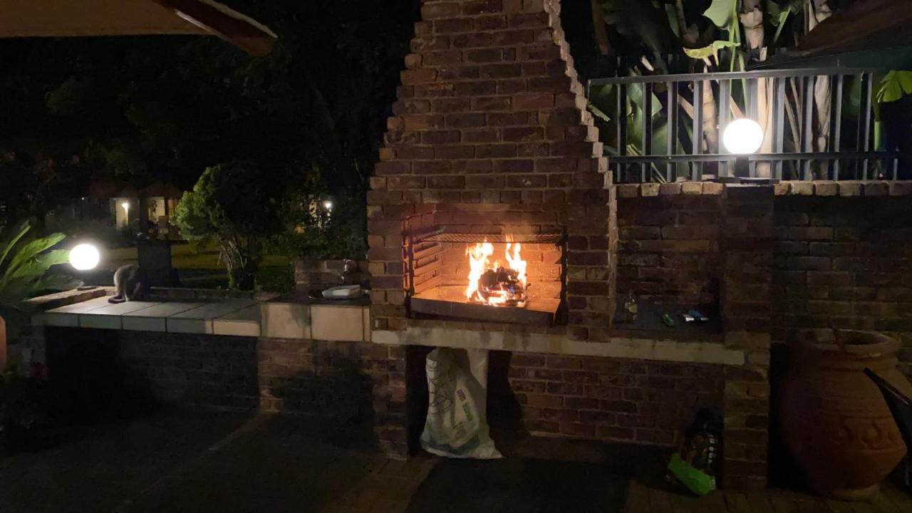 Safari Club Guest Lodge Or Tambo International Airport Kempton Park Exterior photo