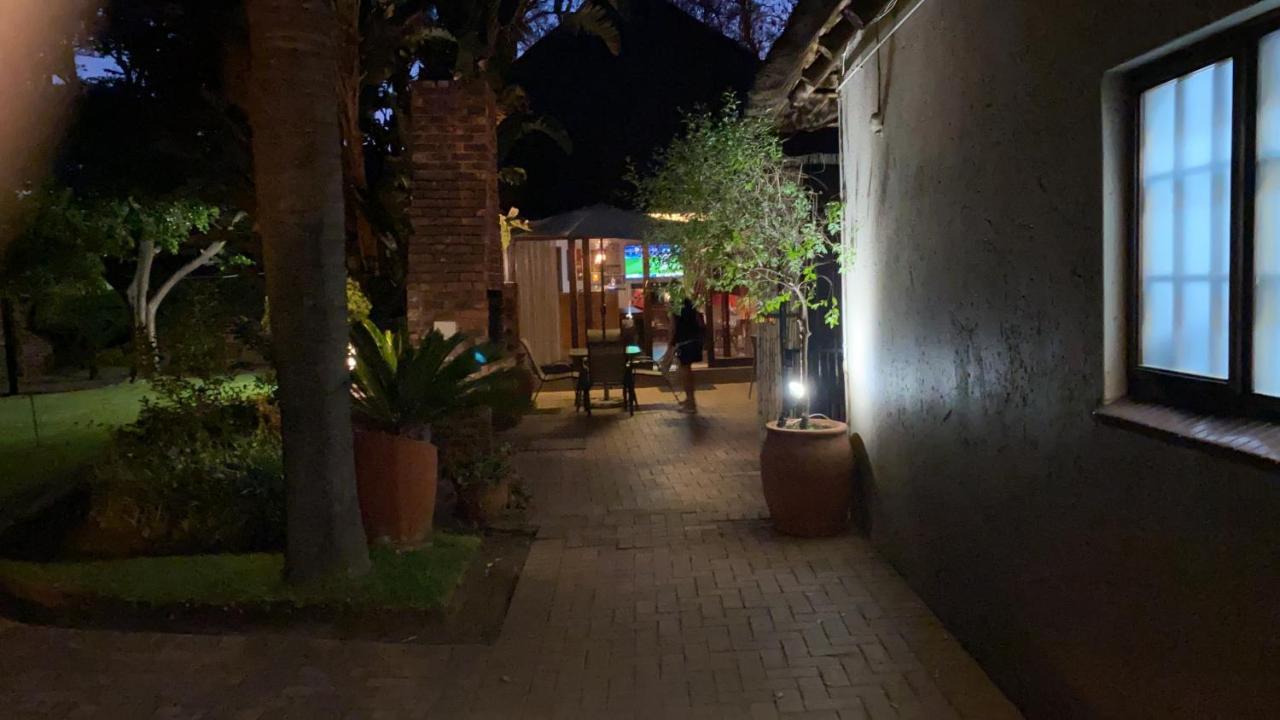 Safari Club Guest Lodge Or Tambo International Airport Kempton Park Exterior photo