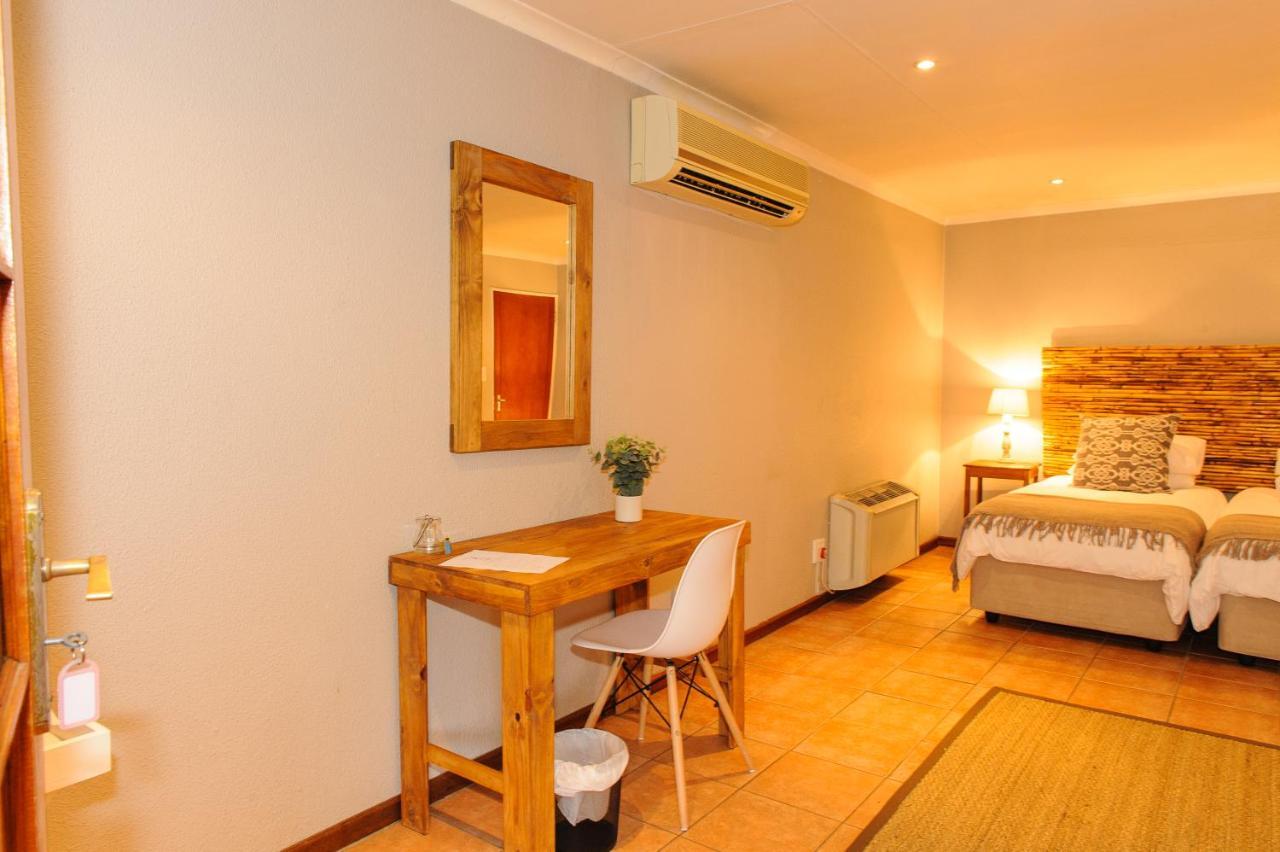 Safari Club Guest Lodge Or Tambo International Airport Kempton Park Exterior photo