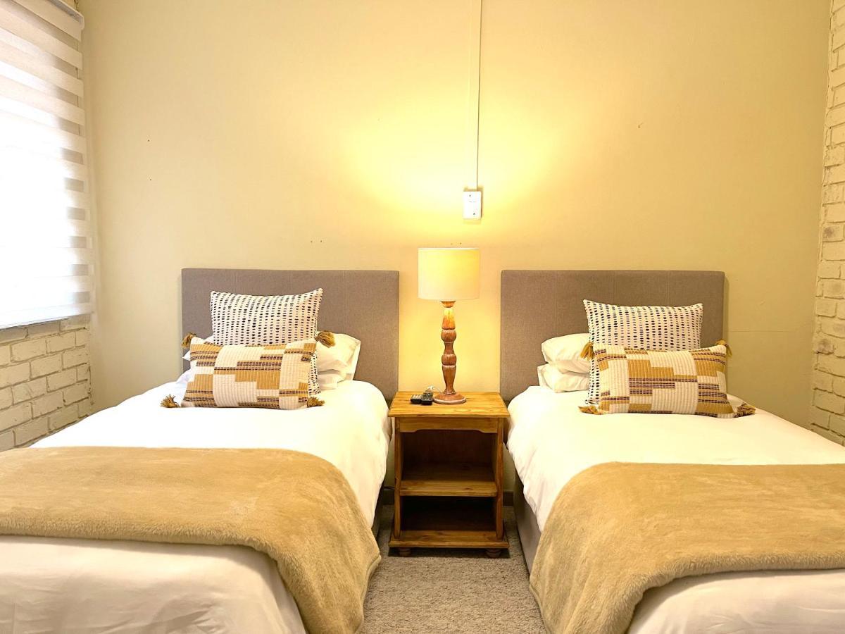 Safari Club Guest Lodge Or Tambo International Airport Kempton Park Exterior photo