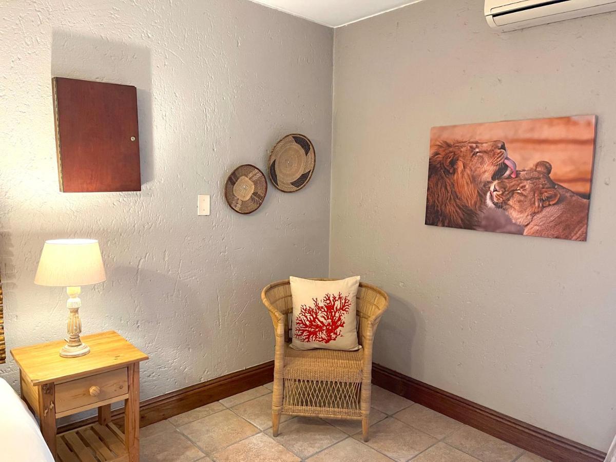 Safari Club Guest Lodge Or Tambo International Airport Kempton Park Exterior photo