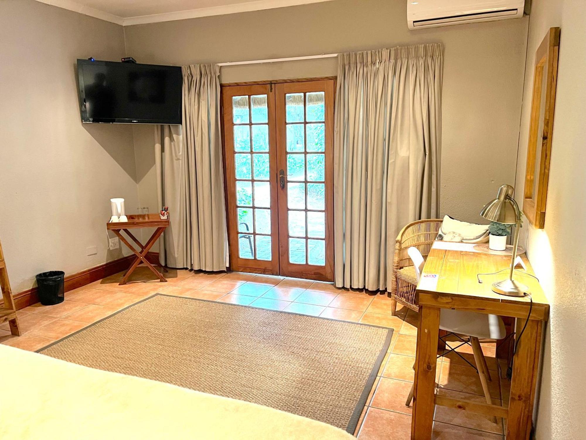 Safari Club Guest Lodge Or Tambo International Airport Kempton Park Exterior photo