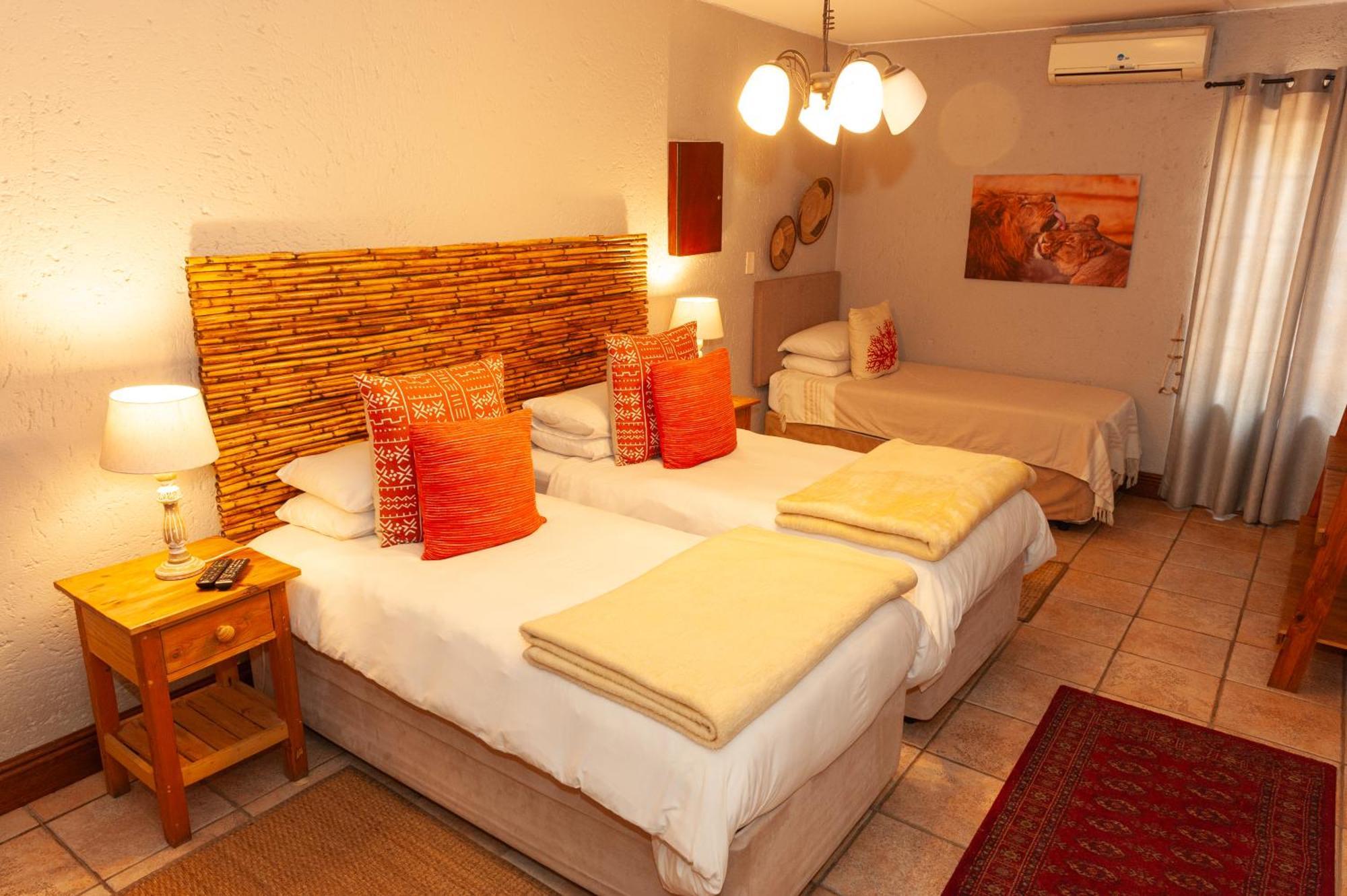 Safari Club Guest Lodge Or Tambo International Airport Kempton Park Exterior photo